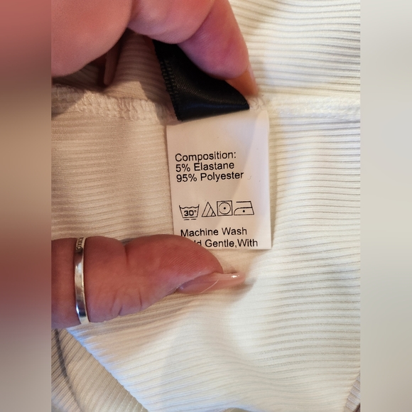 3 Rib-Knit Mock Neck Tank Top (Cropped) - Picture 4 of 5